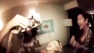 Tini lány a nevelő testvérén lovagol