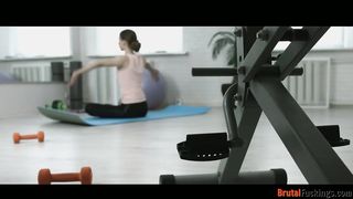 Jogázó tini spinét baszik popóba az edő