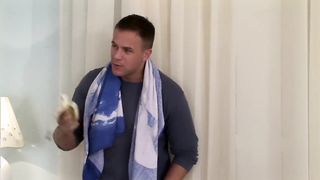 Orosz tini csajszi és a két bőrös virsli