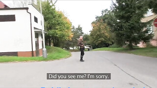Világos Szőke tini nőci a raktárban baszik