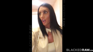 August Ames muffját barna pasi döngeti