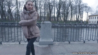 Kate Quinn lovagol a barátja faszán