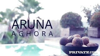 Aruna Aghora kicsike picsája finoman megkúrelva