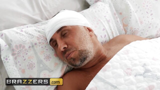 Brazzers - Brooklyn Gray szőrös puncija megkúrelva