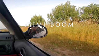Szexy tini barátnő a autóban cidázik