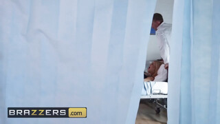 Brazzers - Bonnie Rotten hátsó kapujában az óriás pénisz