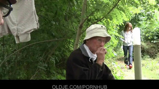 Oldje - dupla vén basz meg egy tinicsajt az erdőben