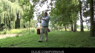 Oldje - Vén srác reszeli a tini kisasszonyt