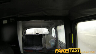 FakeTaxi - kitetovált kisasszony megrakva a hátsó ülésen