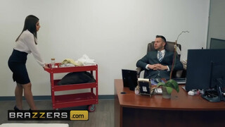 Brazzers - Ella Knox az óriás cicis latina kiscsaj