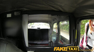 FakeTaxi szexy vörös hölgyemény extra kannákkal