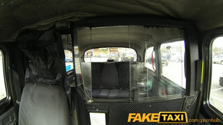 FakeTaxi kanos bulát meglepetés éri a hátsó ülésen
