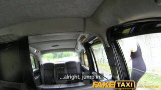 FakeTaxi - isteni testű világos szőke hölgyemény szeret dugni