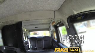 FakeTaxi félvér picsa meztelenül