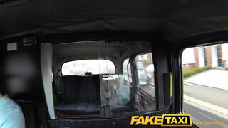 FakeTaxi gyönyörű bige engedi popsiba is
