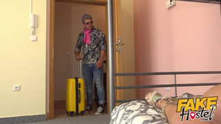 Fake Hostel szűk pinájú olasz nőci és dupla dárda
