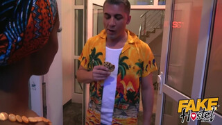 Fake Hostel afrikai kiscsaj és egy latin amerikai pina közösen