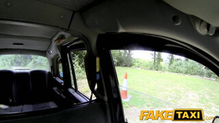 FakeTaxi még a sofőr seggét is kinyalja a kisasszony
