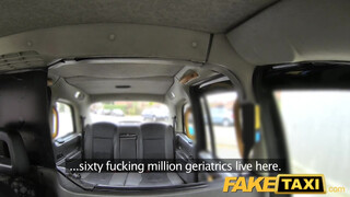FakeTaxi nimfomániás hölgyemény kielégítése