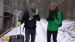 Méretes kannás tini kiscsaj és a turista srácok - Fake Hostel