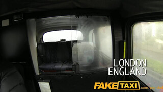 FakeTaxi - méretes cickós debella bige a taxiban