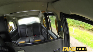 Fake Taxi - Méretes tőgyes milf megkúrelva a hátsó ülésen