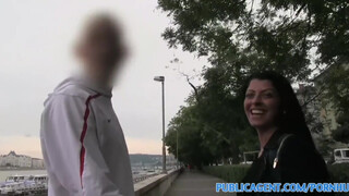 PublicAgent - Vivien Bell a fullos kreol csaj