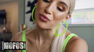 MOFOS - Abella Danger szőrös muffja meghágva