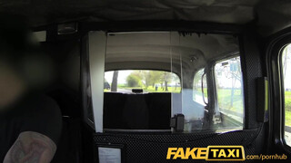 FakeTaxi - ártatlan pici tini csajszi és a vastag cerka