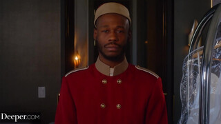 Deeper - Jazmin Luv bekapja a londiner farkát
