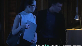 Rebecca Volpetti hatalmas pélót kap a popsijába