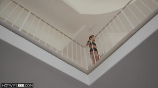 HOTWIFEXXX - Rövid hajú háziasszony megkúrelva