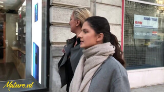 Fiatal bige nyalja a szőrös öreg csajt