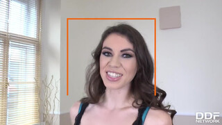 Tiffany Doll két pélót kap a fenekébe