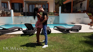 MOMxxx - Tina Fire a hatalmas didkós néger milf