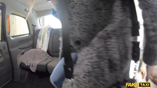 Fake Taxi - Kicsike csöcsű fiatal csaj lovagol