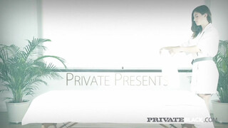 PrivateBlack - Julia Rocka a bombázó masszőr spiné