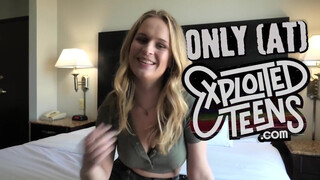 Karla Kush a méretes cickós fiatal csajszi