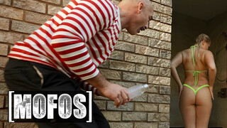 MOFOS - Harley King a fullos világos szőke tini nőci