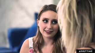 ADULT TIME – Lily Larimar megtanítja hetero barátnőjét, Laney Grey-t a csókolózásra és bula nyalásra