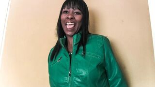 Csoki milf hamis állásinterjú fehér farokkal szétbaszva és arcra élvezés