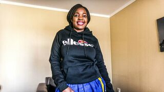 Afrikai iskolás hölgyemény munkát keres a tanulmányaihoz