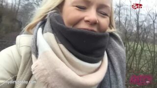 Forró tini spiné kerékpáron dörzsöli szaftos puncáját