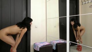 Tini bige szőrös puncival masturbál a tükör előtt