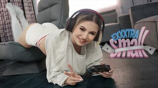 Pici tini csajszi Aria Banks elkapja magas mostohabátyját Chris Epicet, aki a szobájában kézimunkázza a dákója