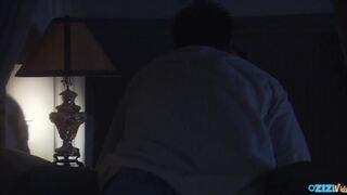 Tini picsa cidázik és lovagol a farkon ágyban lefekvés előtt