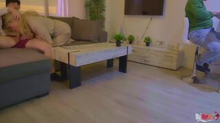 Mostohaanya cidázza a nevelő fia farkát és análba kefélik a férje háta mögött